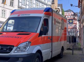 Rettungsdienst auf dem Rathausplatz in Marburg 